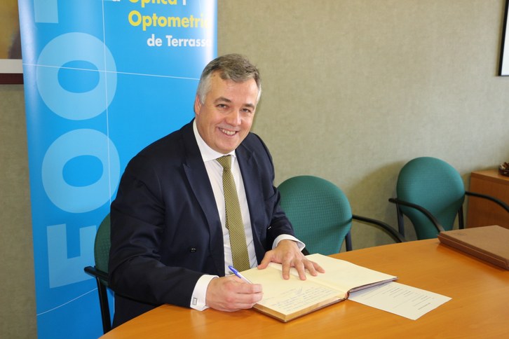 El COOOC, la FOOT i l’ACOTV entreguen el premi Optometrista de l’Any al Professor Konrad Pesudovs